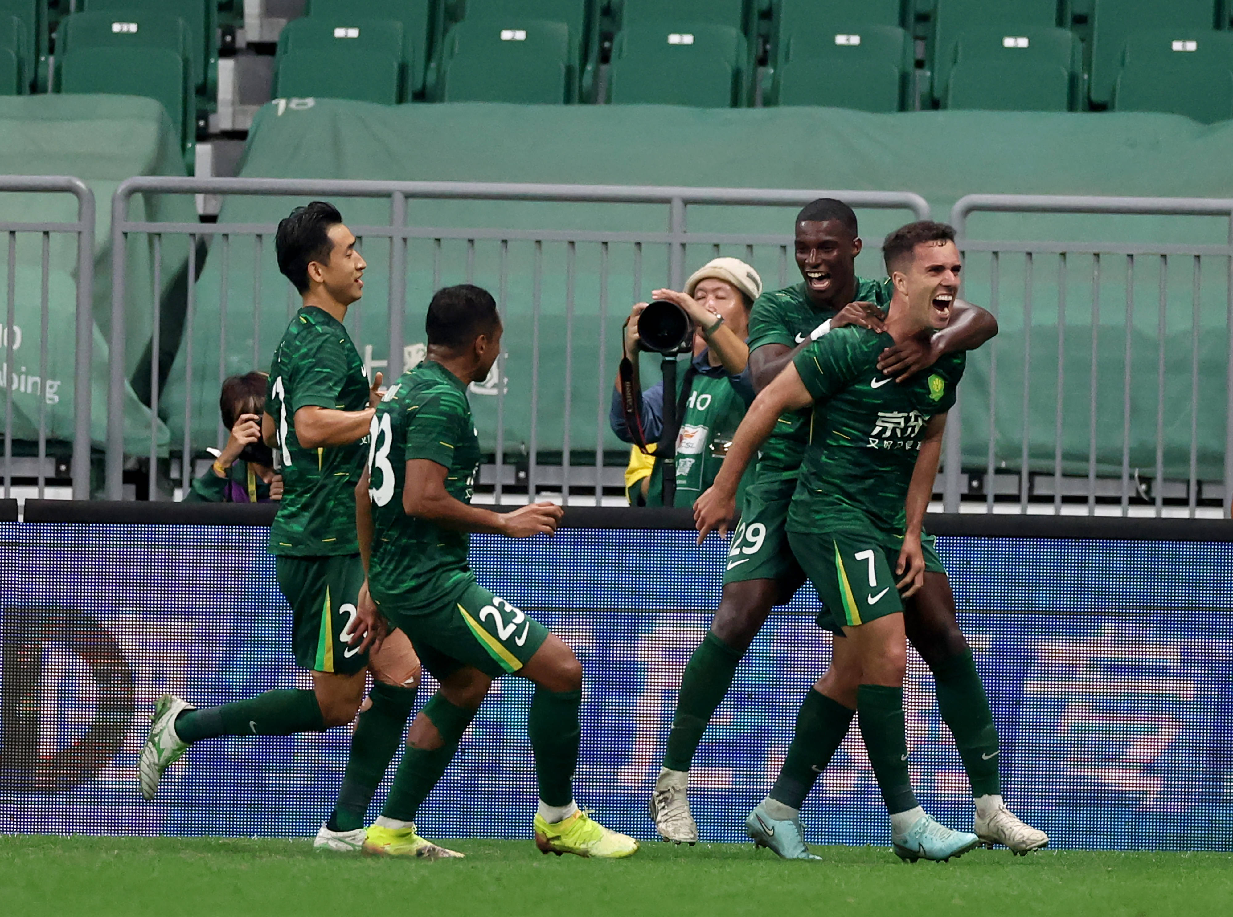 包含清晨北京国安调整名单以备亚冠，防线松动环节打磨，底气十足，球队文化再被提及的词条-LoL